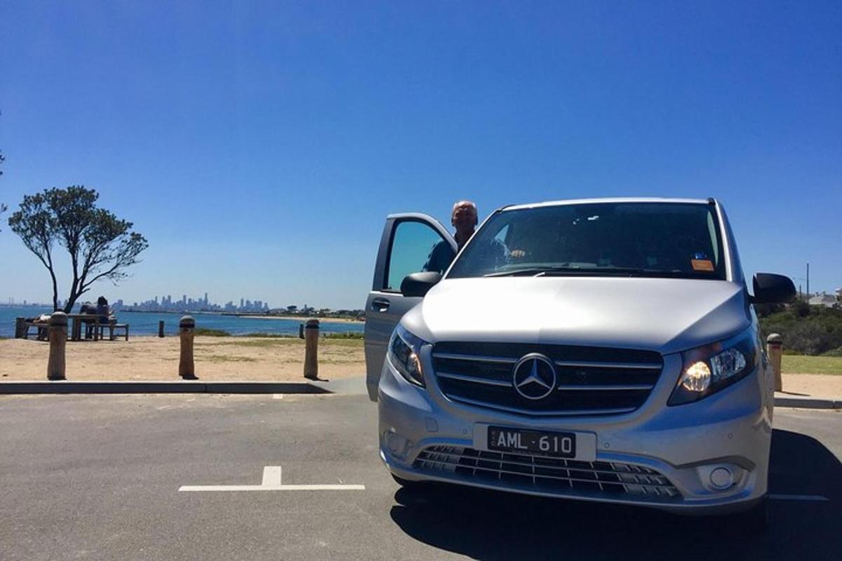 egy fehér teherautó parkolt egy parkolóban a strand közelében