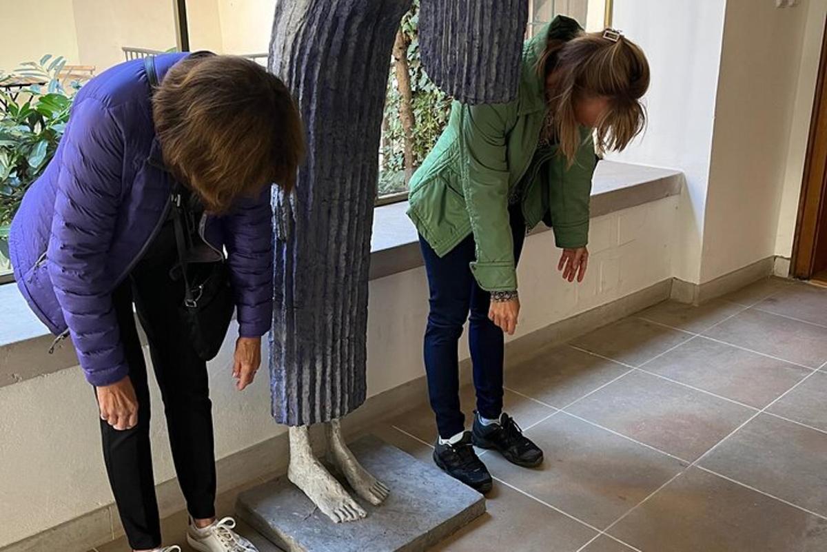 Kaks noort tüdrukut vaatavad kuju