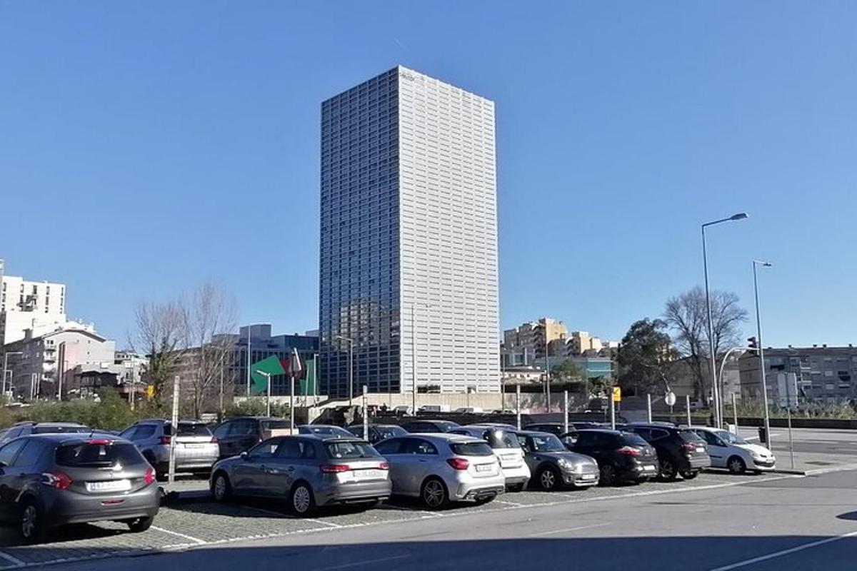 parkirišče z avtomobili parkiranimi pred visoko stavbo