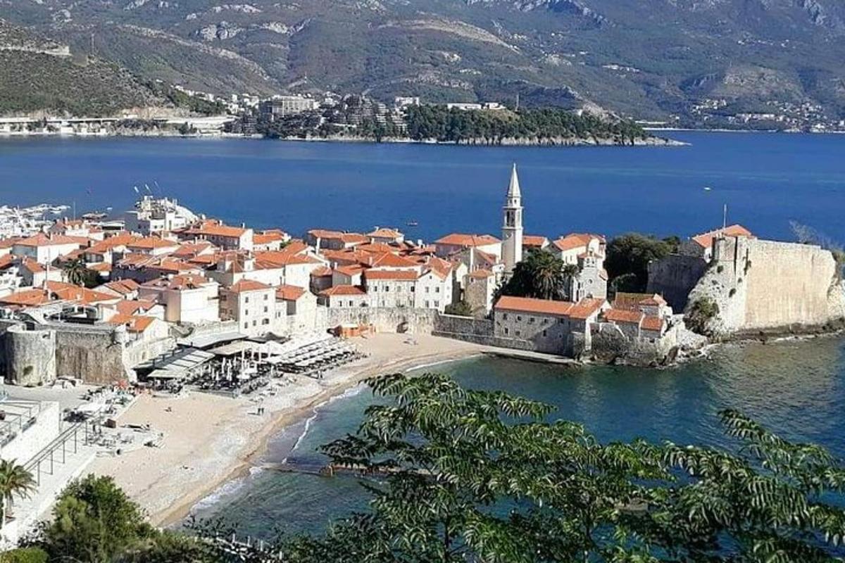 una città sulla riva di un grande specchio d'acqua