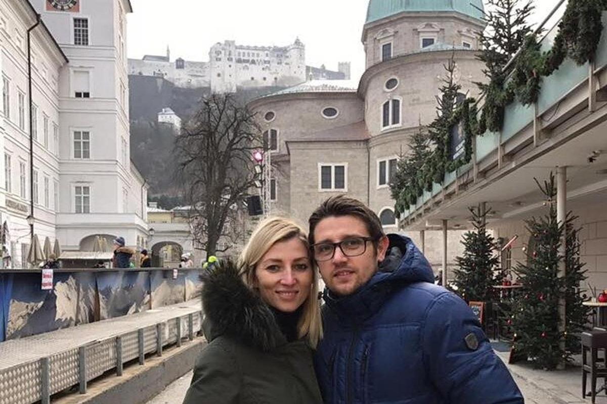 mees ja naine poseerivad linnas pildi jaoks