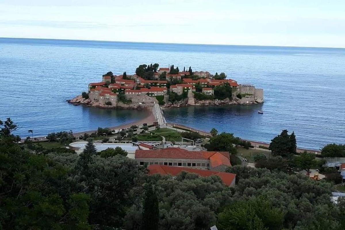 un'isola in mezzo a uno specchio d'acqua