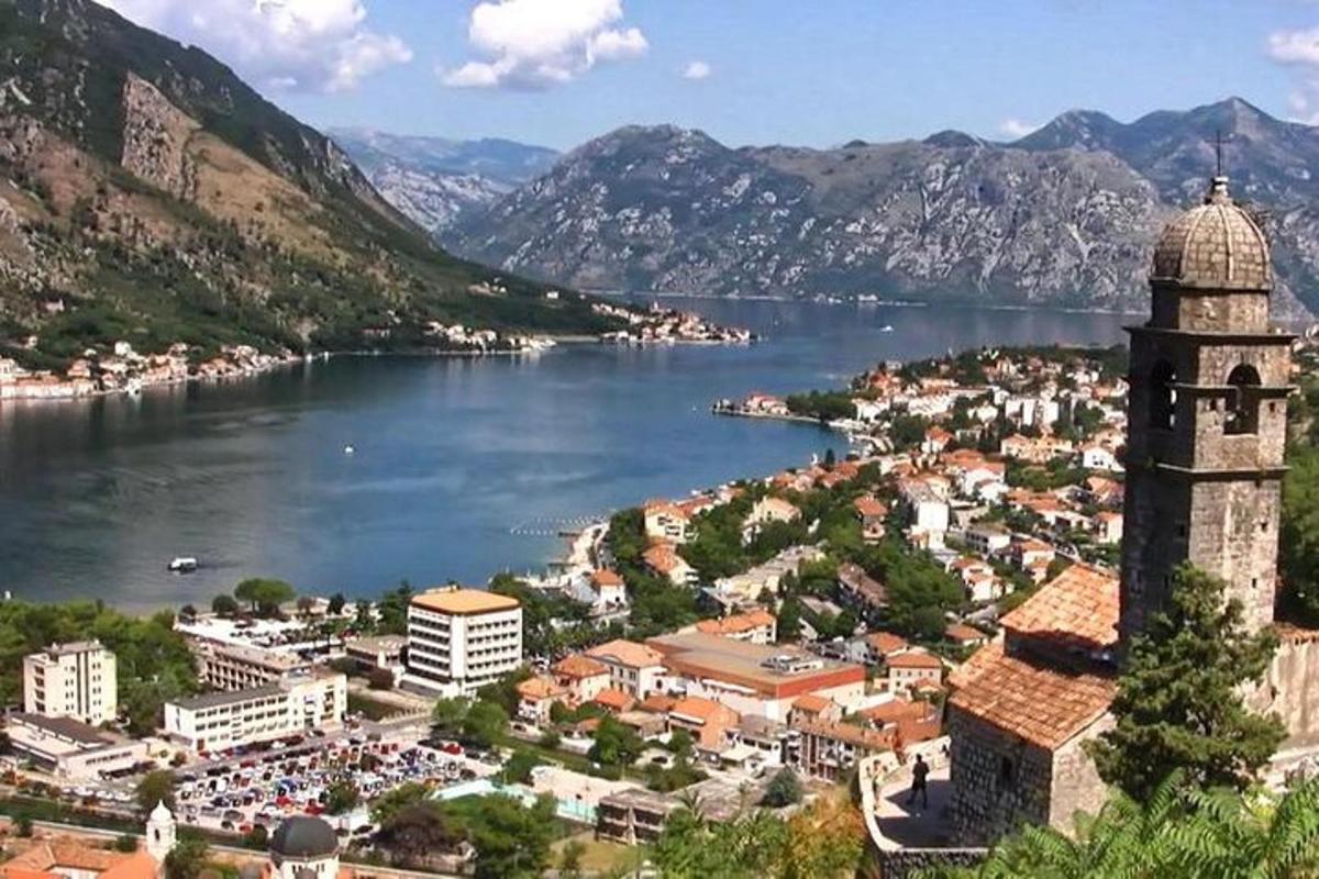 una vista di una città e di uno specchio d'acqua