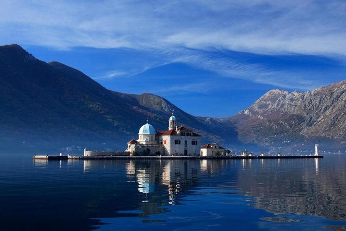 ein Gebäude auf einer Insel mitten im Wasser