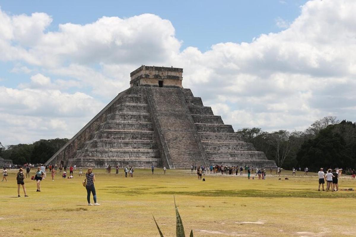 skupina lidí stojící kolem pyramidy