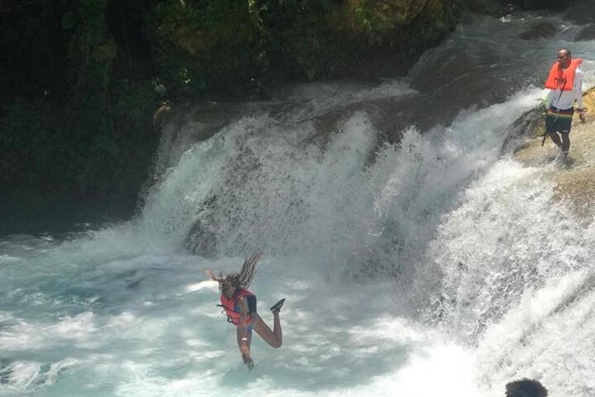 una persona su una tavola da surf in una cascata