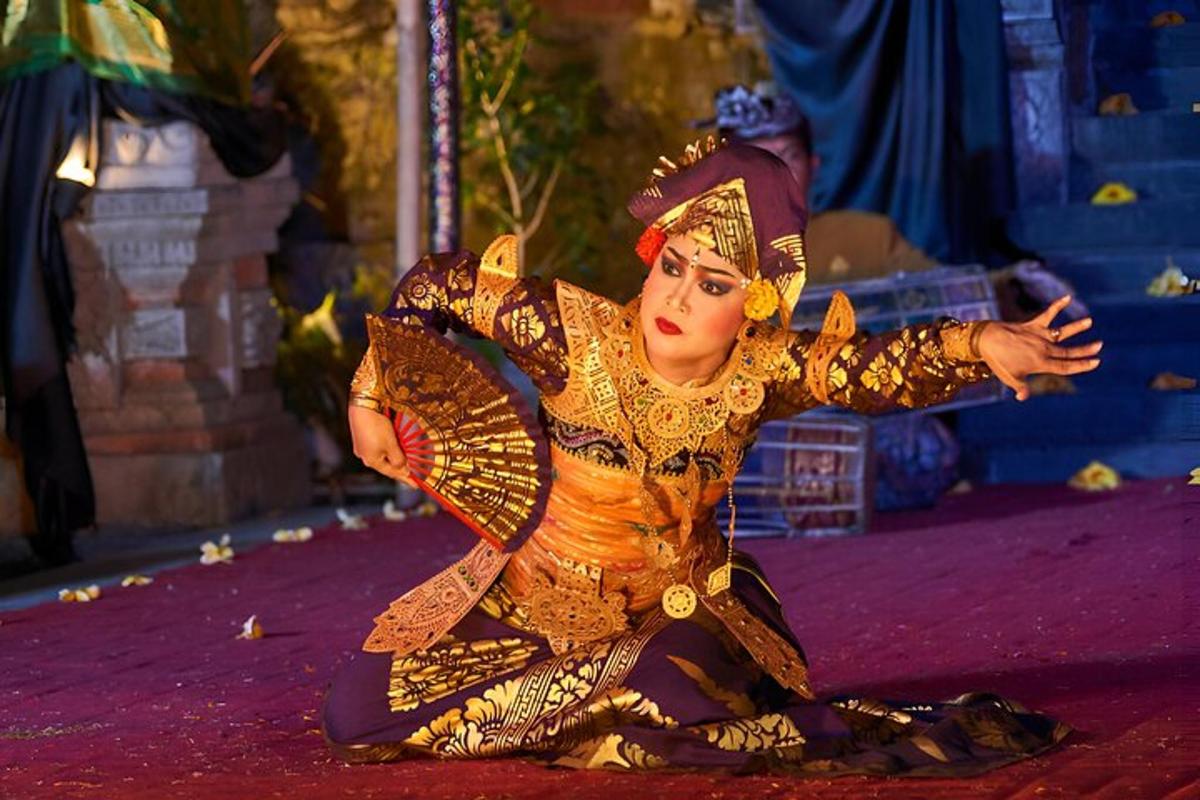 seorang wanita sedang membuat persembahan tarian di atas pentas