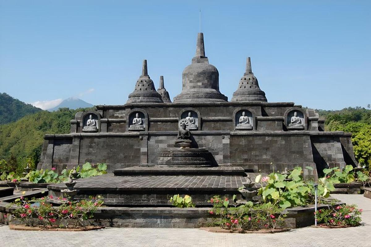 kamenný monument s lebkami a horami v pozadí