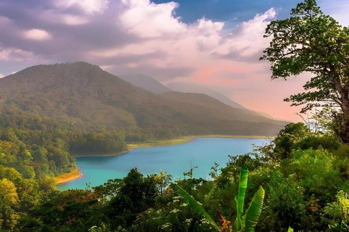 pohled na jezero uprostřed hory