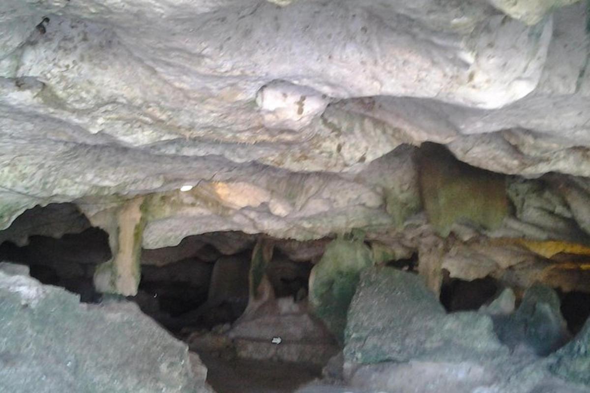 uma caverna cheia de pedras