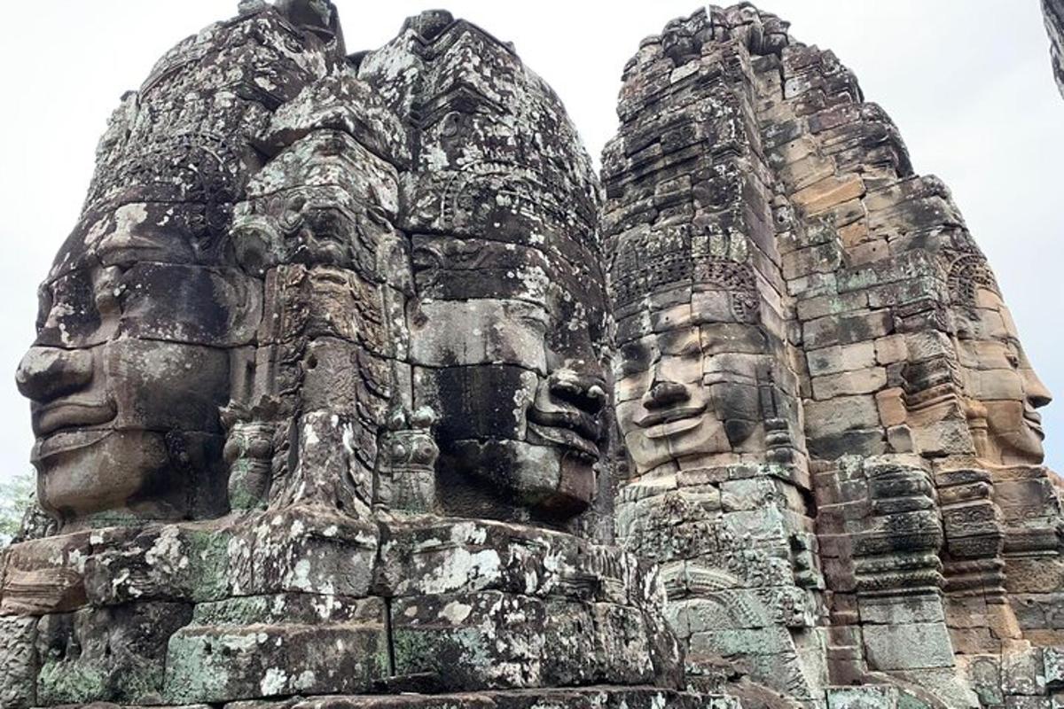 hai mặt đá ở bên hông tòa nhà