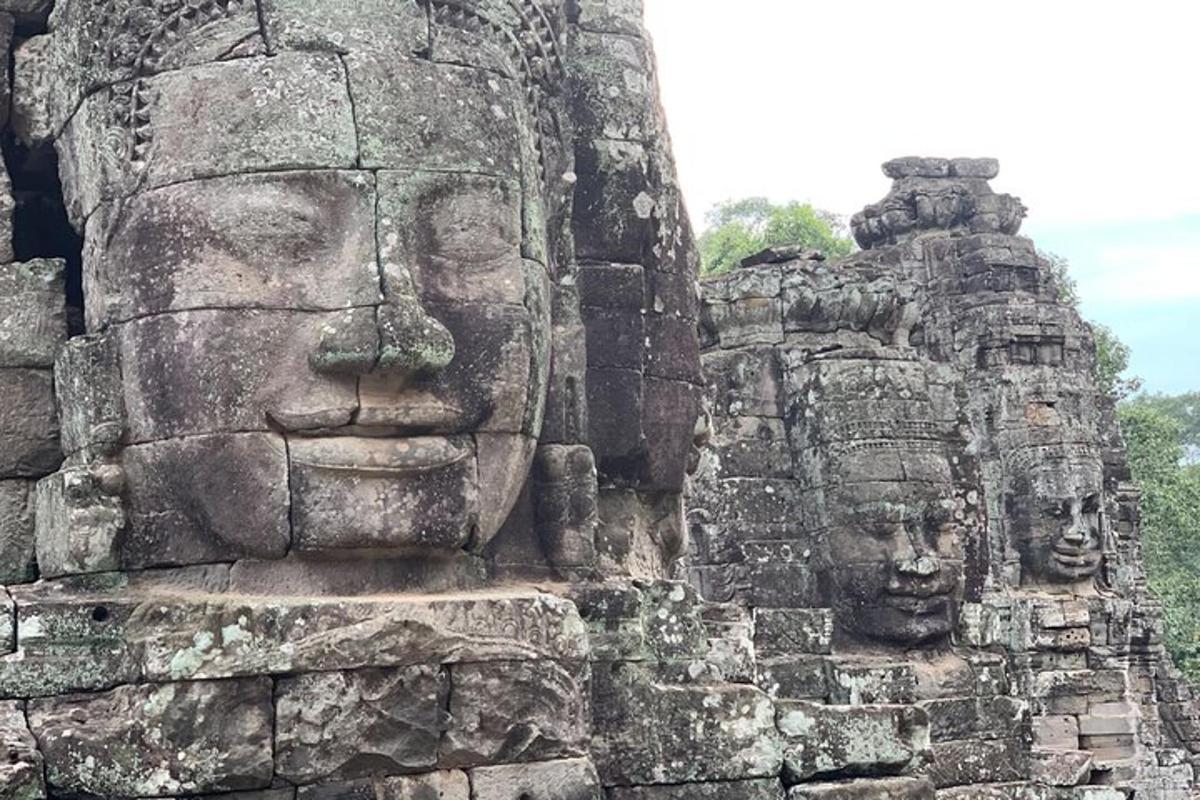 hai mặt đá lớn ở bên hông tòa nhà