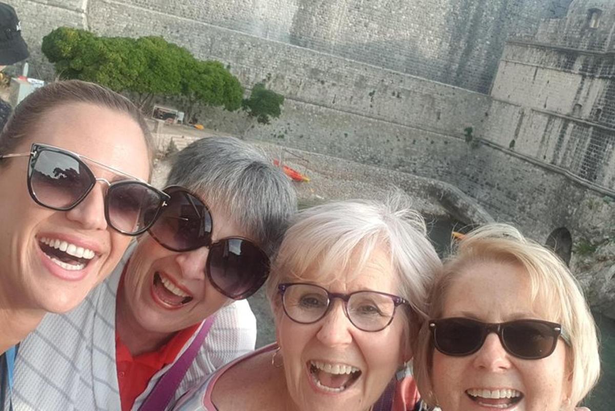 skupina lidí se slunečními brýlemi pózuje pro fotografii