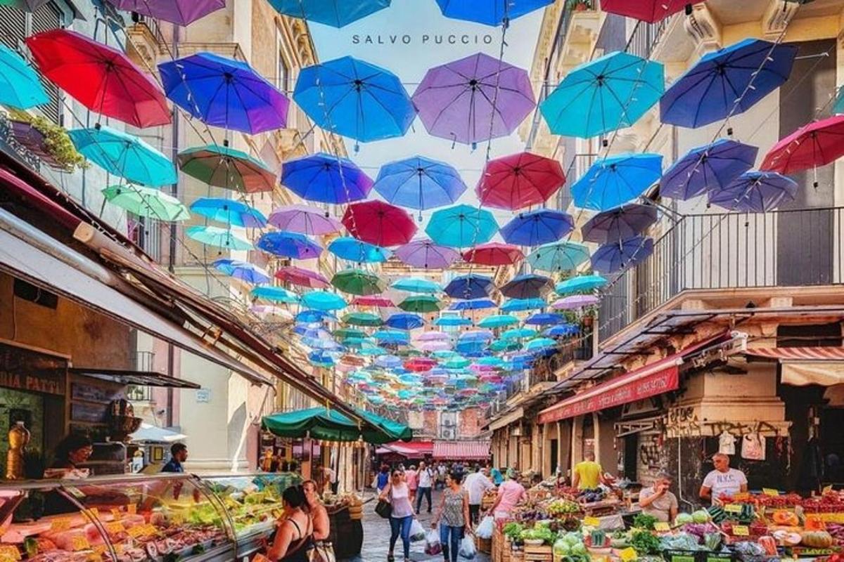 um mercado com guarda-chuvas coloridos pendurados no teto