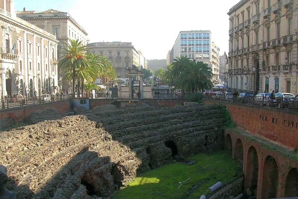 uma cidade com ruínas antigas em uma cidade com edifícios