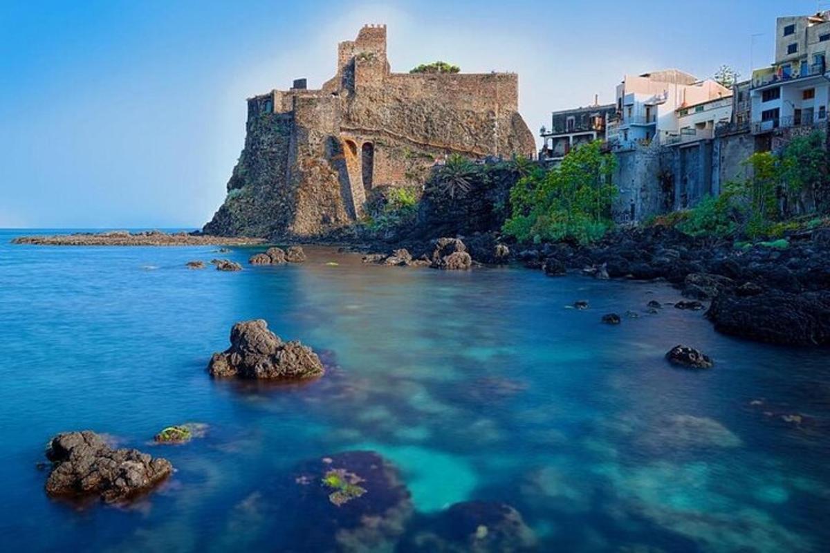 un cuerpo de agua con un castillo al fondo