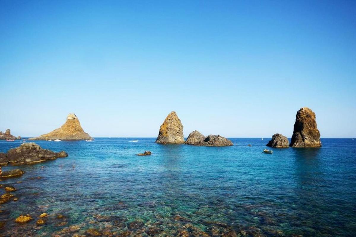 uma vista do oceano com pedras na água