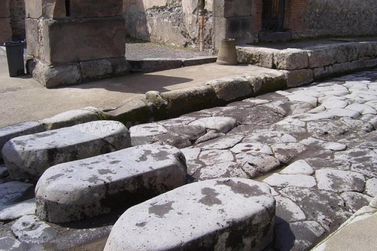 un grup d'escales de pedra davant d'un edifici