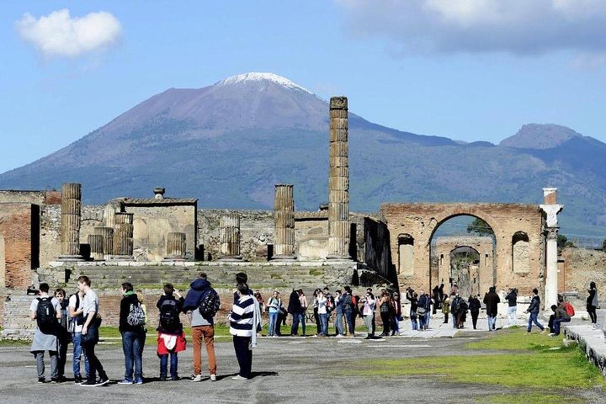 un grup de persones dempeus davant d'un edifici