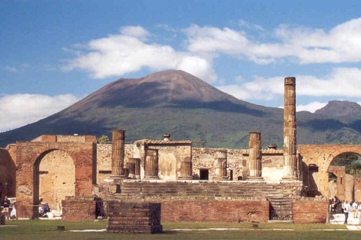 un antico edificio con una montagna sullo sfondo