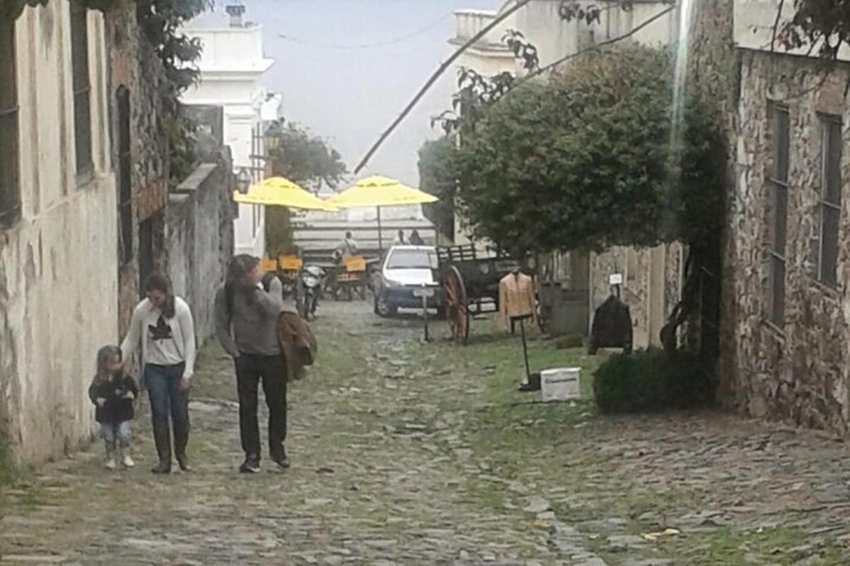 sekumpulan orang berjalan di jalan