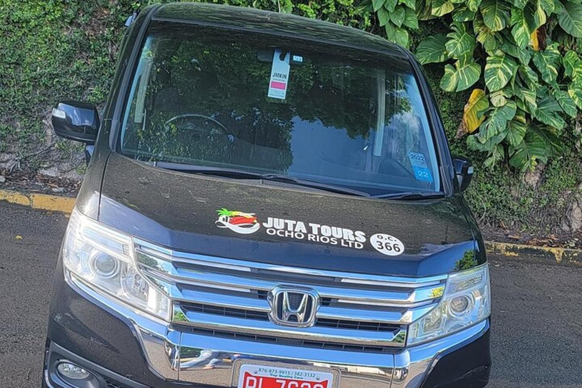 egy teherautó, amelynek elején egy tábla van