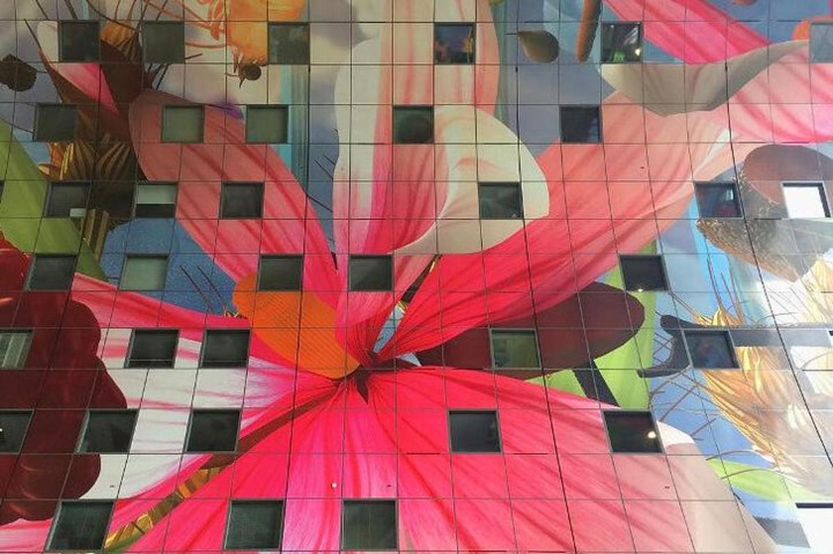 uma pintura de um ursinho de pelúcia na lateral de um prédio