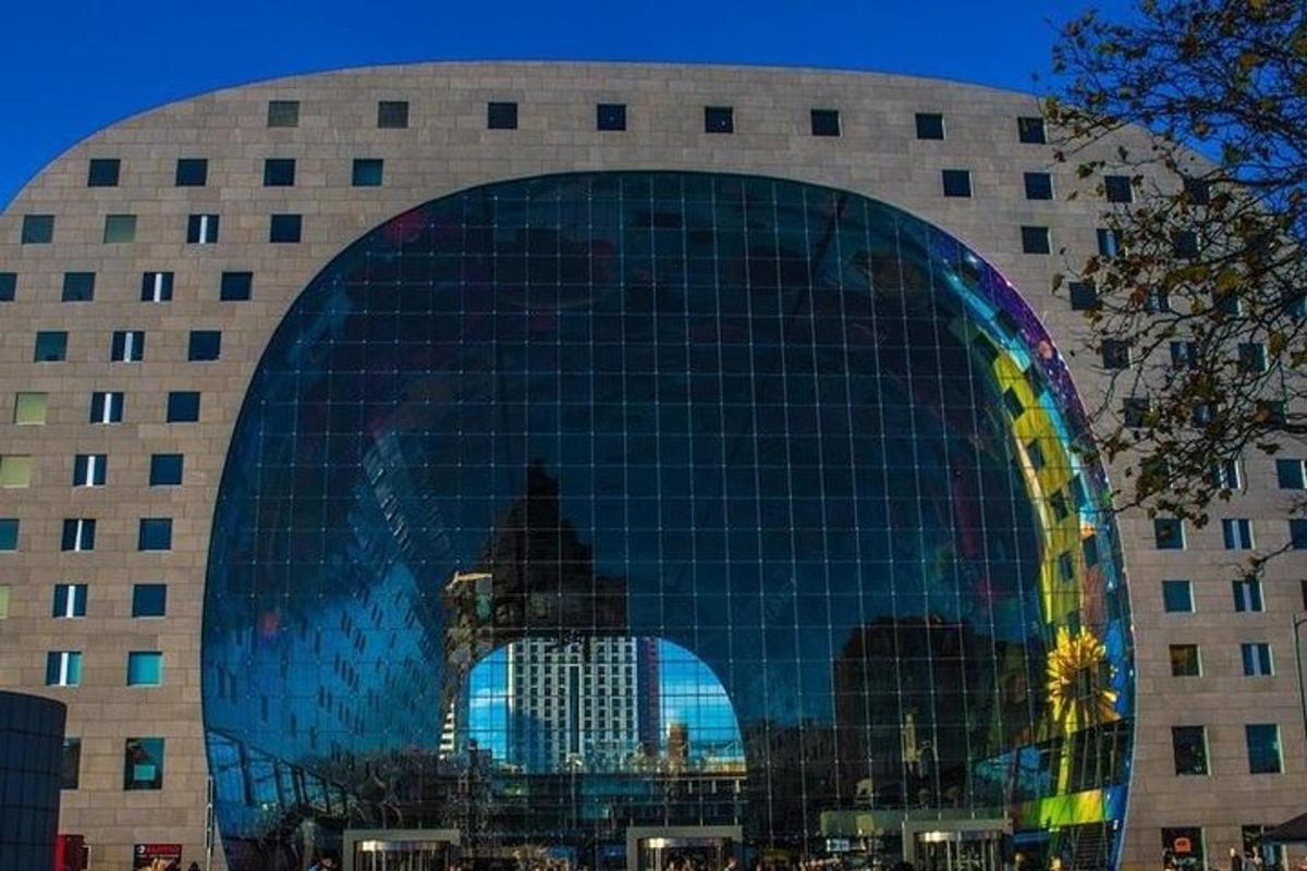 um grande edifício com o reflexo de uma cidade