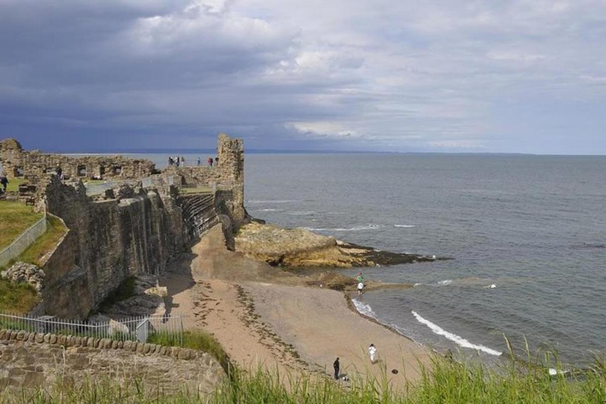 un castello su una scogliera vicino all'oceano