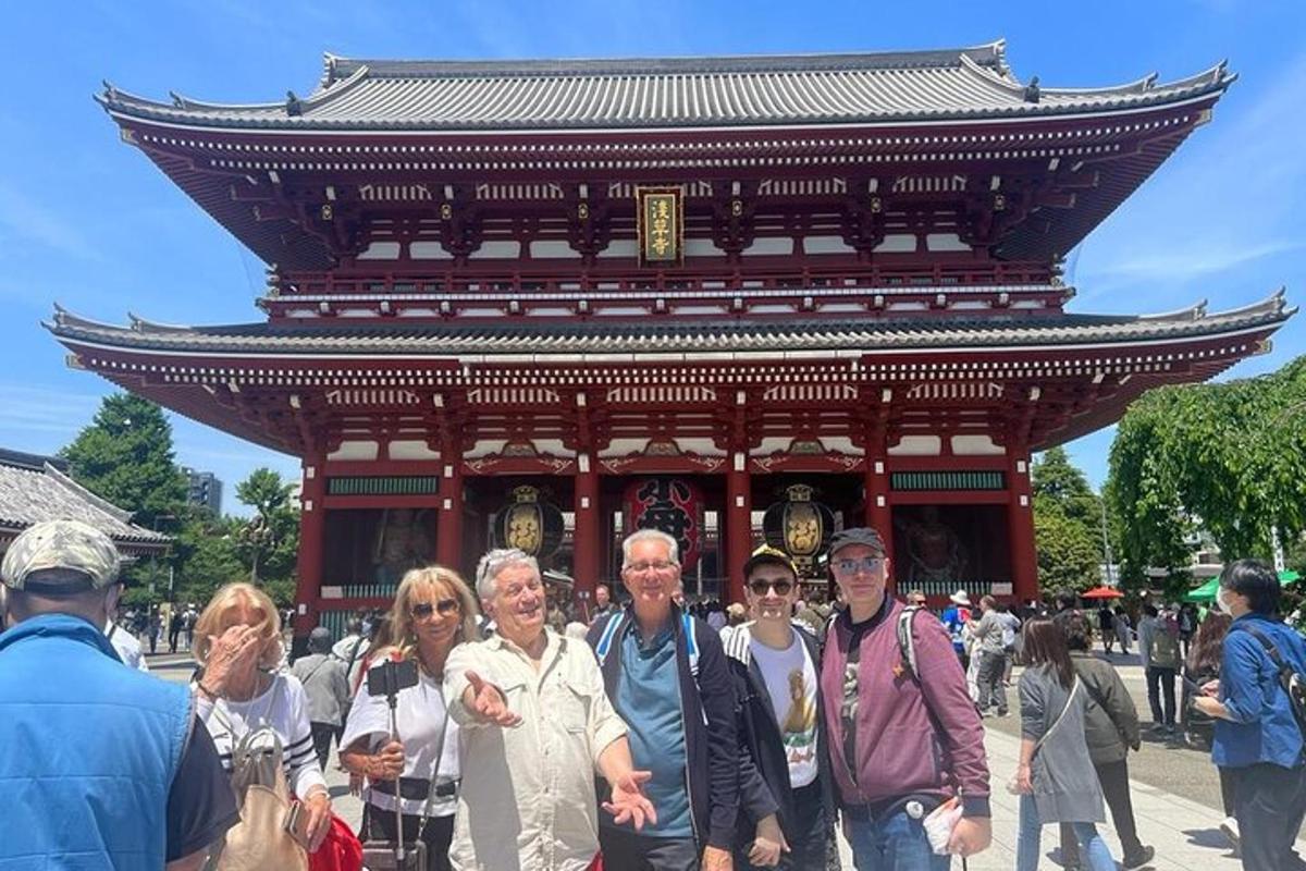 un gruppo di persone in piedi davanti a una pagoda