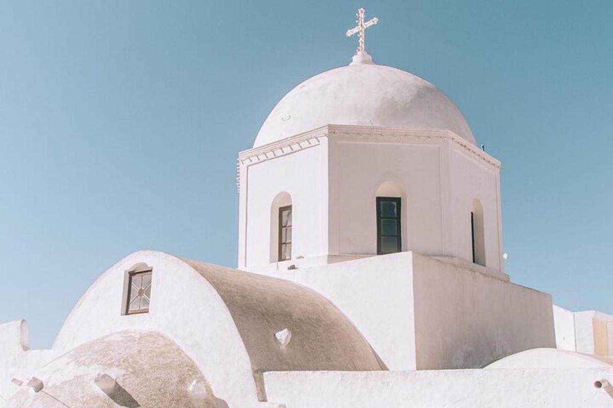 Una iglesia blanca con una cruz encima