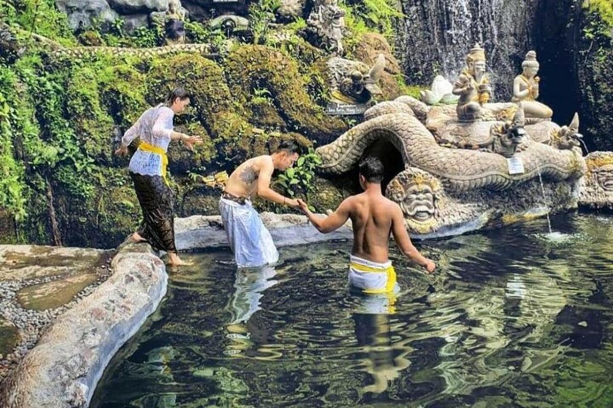 um grupo de pessoas na água perto de uma fonte