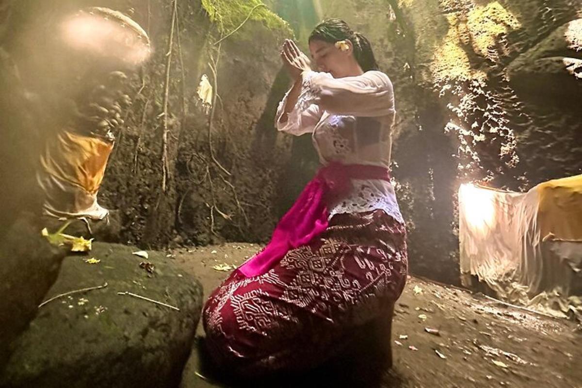 una dona asseguda en una bossa gran en una cova