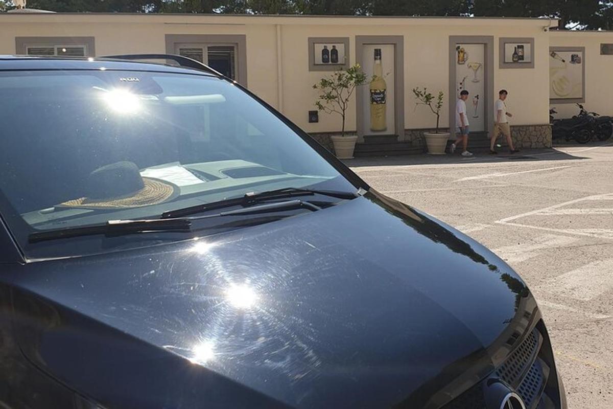 en bil parkert på en parkeringsplass med en hatt på frontruten