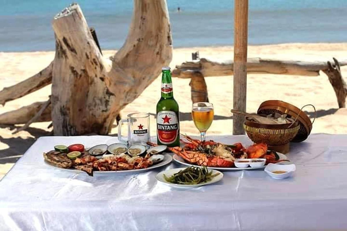 un tavolo con due piatti di cibo e una bottiglia di birra