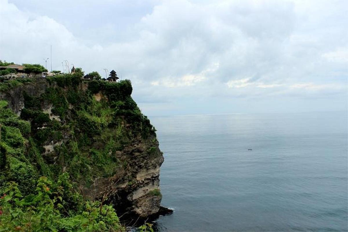 una vista dell'oceano da una scogliera