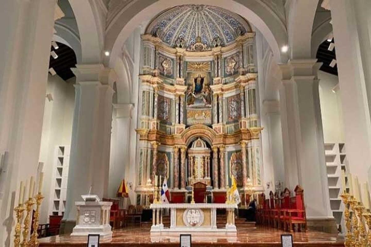 sebuah gereja besar dengan mezbah besar di dalamnya