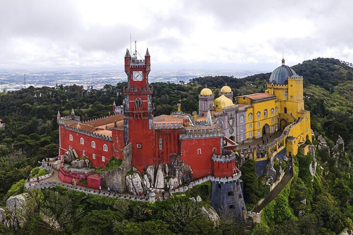 um castelo no topo de uma montanha
