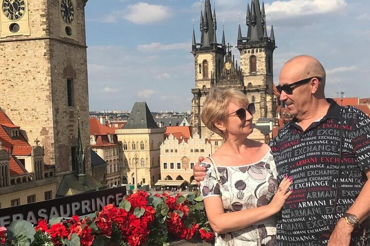 un uomo e una donna in piedi di fronte a una città