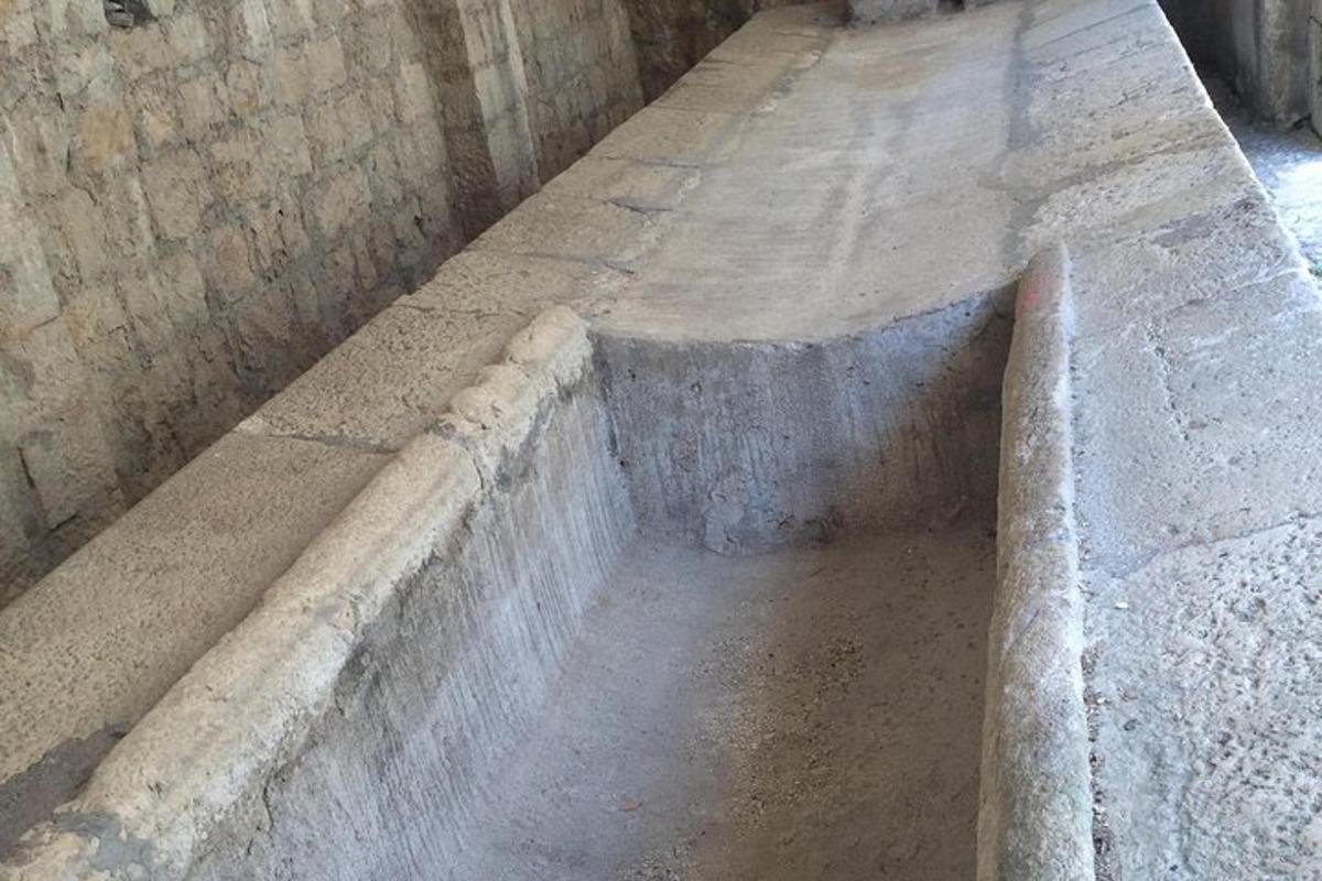 um beco em um prédio com um muro de pedra