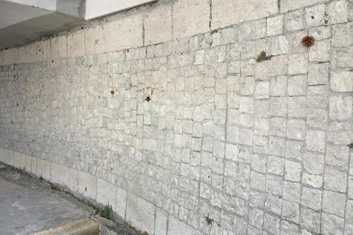 valge telliskivisein tänava kõrval