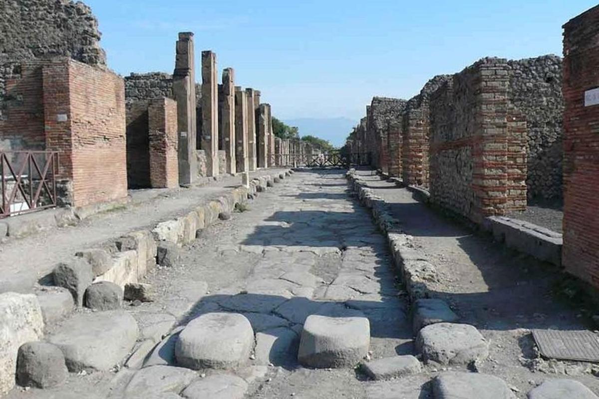 un vicolo tra le rovine dell'antica città