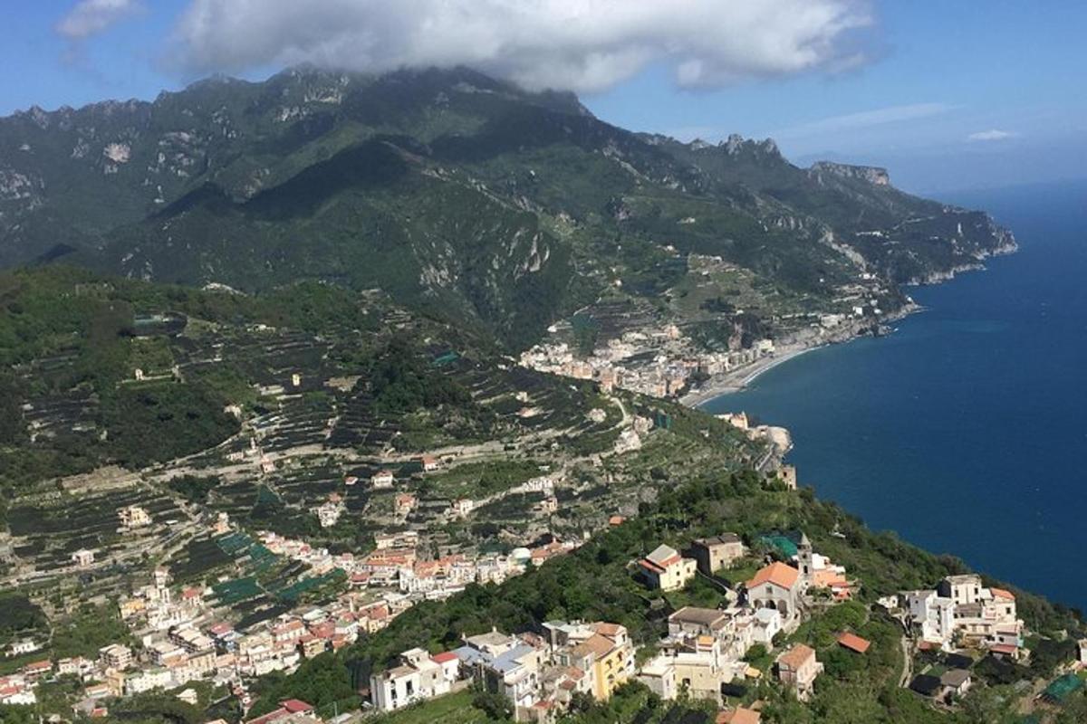 una vista aerea di una città su una montagna