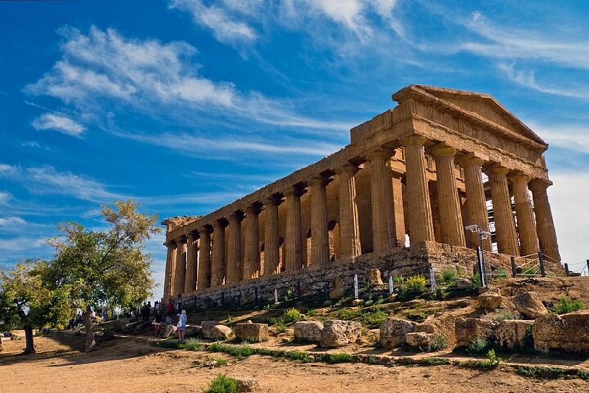 Un templo en la cima de una colina con un cielo azul.