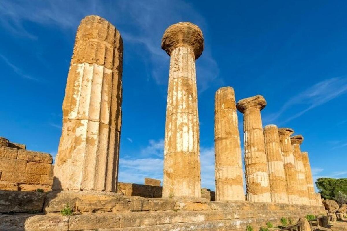un antico tempio con colonne e cielo azzurro