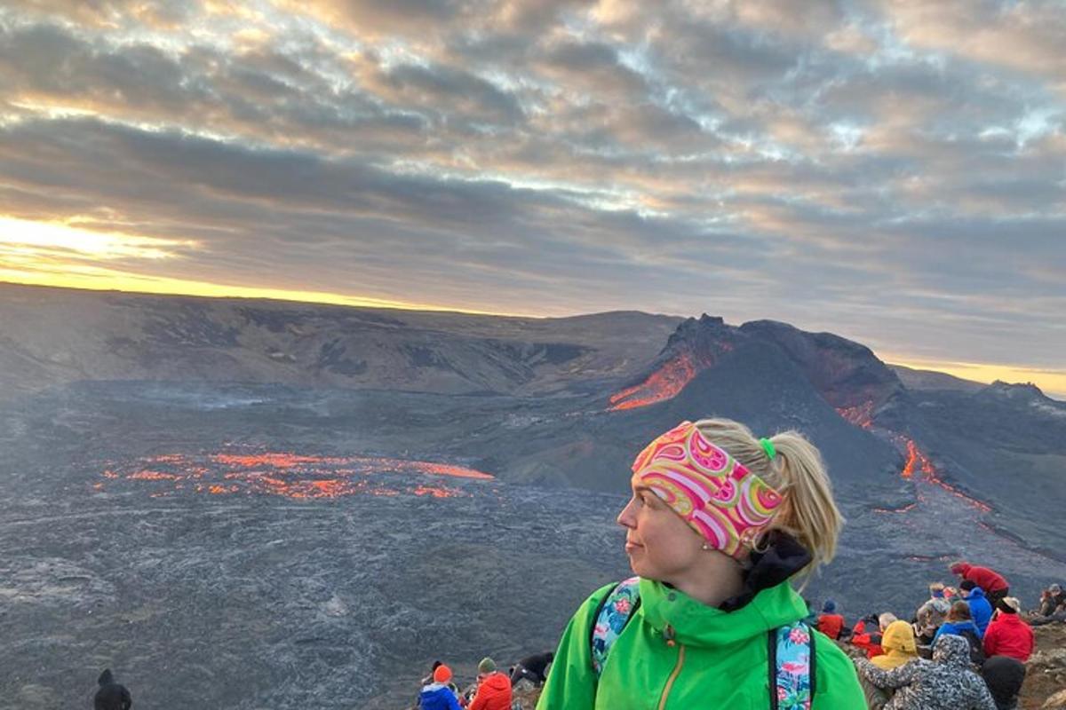 una dona dempeus al cim del Gran Canyó