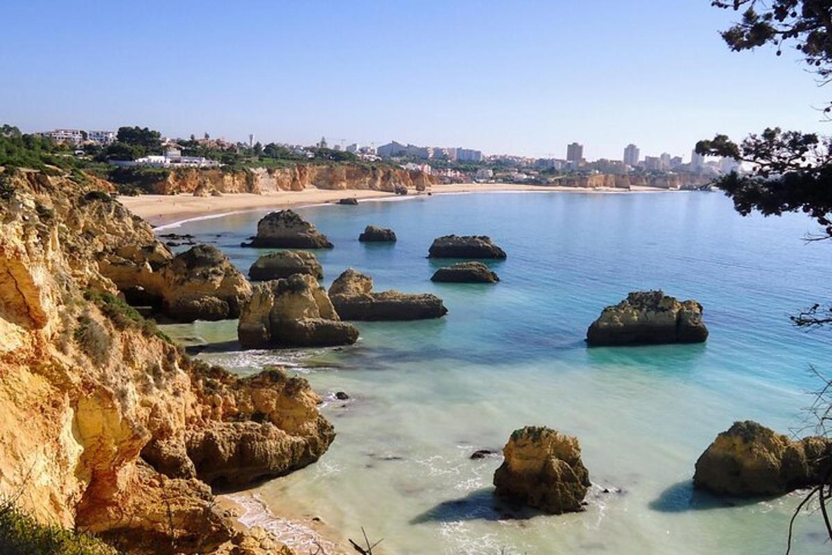 pogled na plažu s kamenjem u vodi