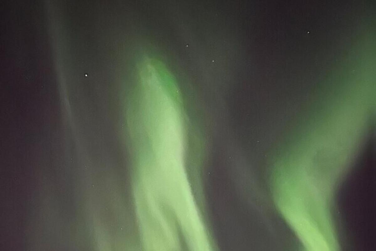 una imagen de la aurora boreal en el cielo