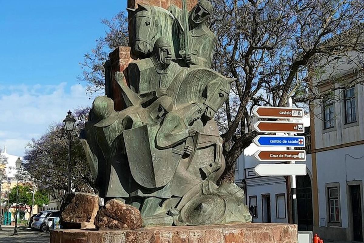 o statuie în mijlocul străzii