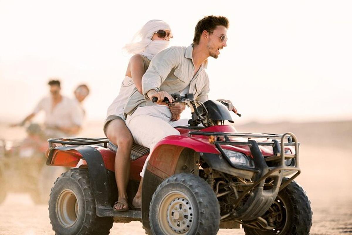 pasangan pengantin menunggang basikal quad di pantai